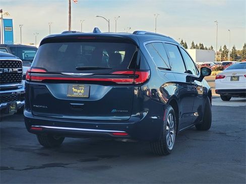 Certified 2021 Chrysler Pacifica Touring-L image 4