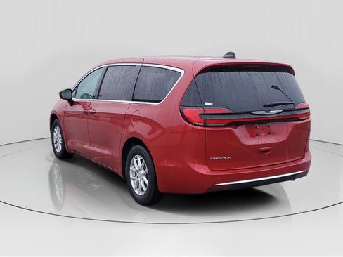 New 2026 Chrysler Pacifica Select image 3