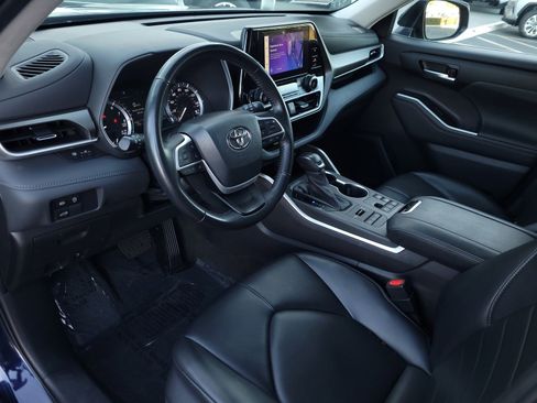 Certified 2023 Toyota Highlander XLE image 8