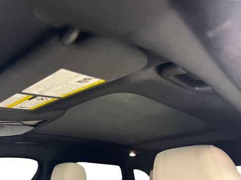 Used 2019 Land Rover Range Rover Velar R-Dynamic SE image 68