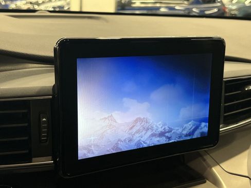 Used 2022 Ford Explorer XLT w/ Equipment Group 202A AWD/4WD image 16