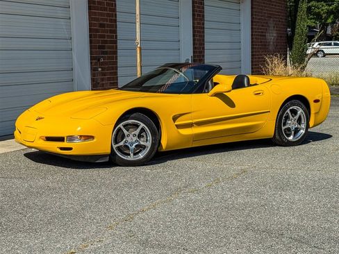 Used 2004 Chevrolet Corvette Convertible w/ Preferred Equipment Group RWD image 12