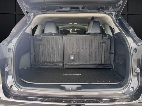 Used 2021 Toyota Highlander XLE image 26