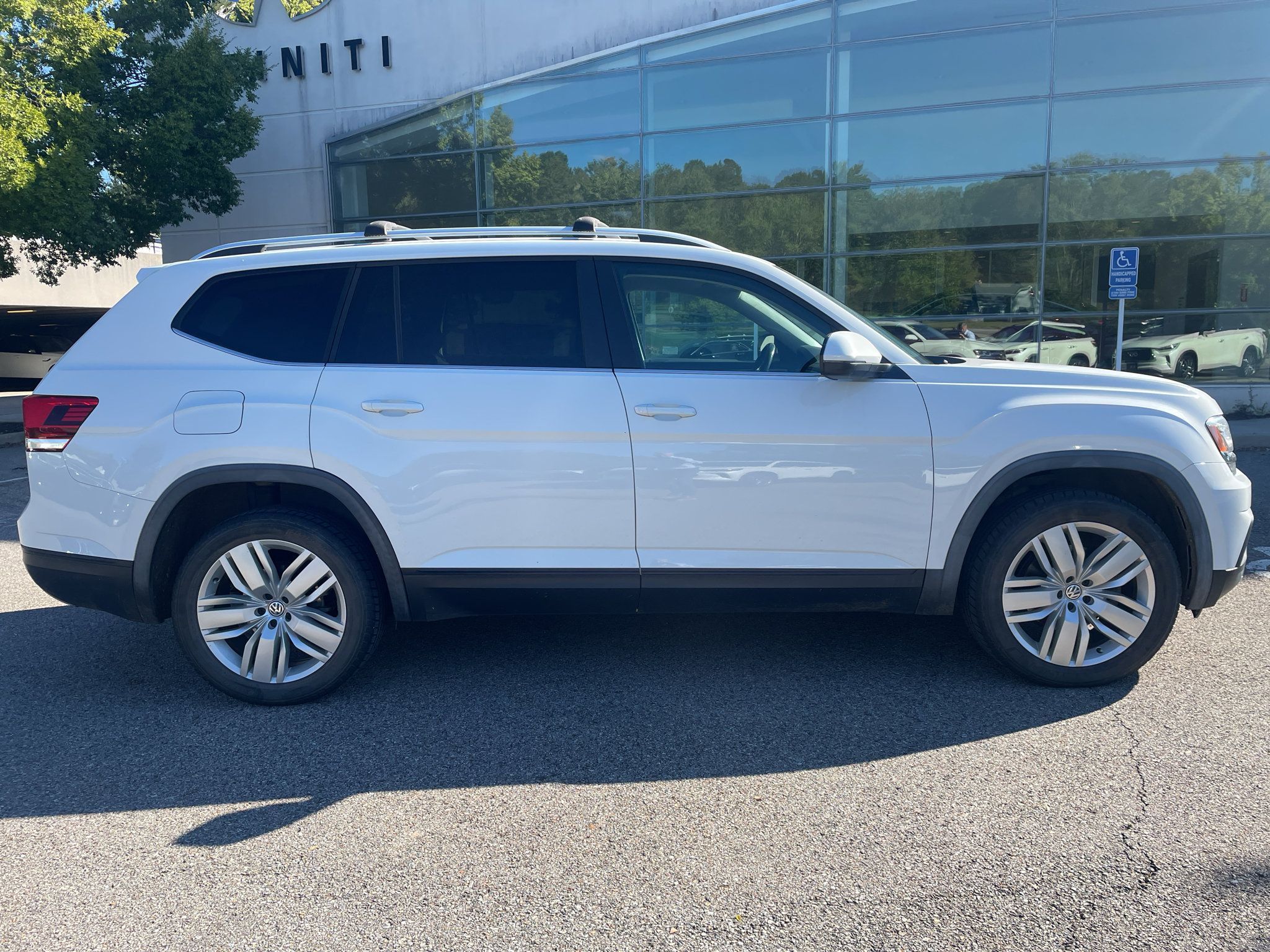 Used 2019 Volkswagen Atlas SE w/ Towing Package FWD image 2