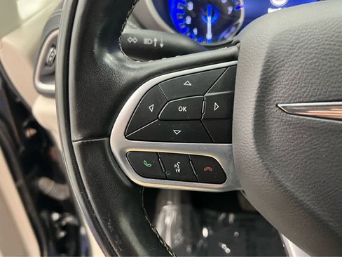 Used 2022 Chrysler Pacifica Touring-L image 28