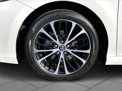 Used 2020 Toyota Camry SE image 10