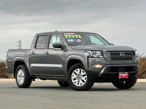 Used 2022 Nissan Frontier SV image 2