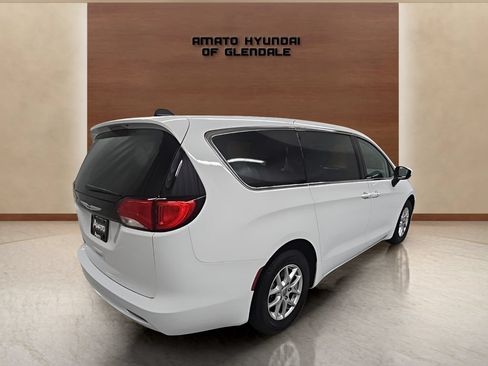 Used 2022 Chrysler Voyager LX FWD image 5