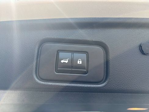 Used 2025 Nissan Pathfinder SV FWD image 20