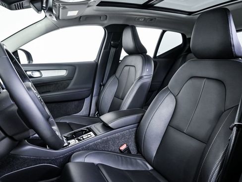 Certified 2025 Volvo XC40 B5 Plus image 7