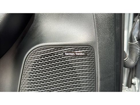 Used 2023 Chrysler Pacifica Limited w/ Uconnect Theater Family Group FWD image 12