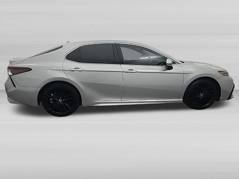 Used 2022 Toyota Camry XSE FWD image 3