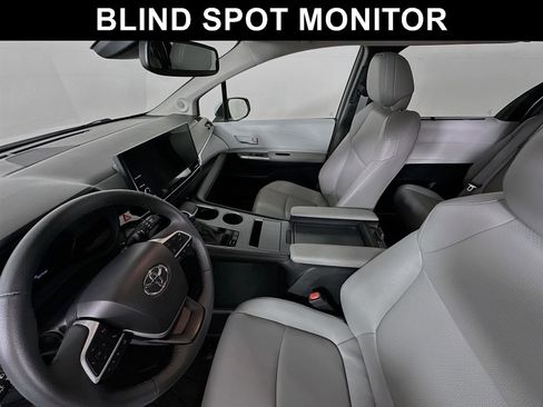 Used 2025 Toyota Sienna XLE w/ XLE Plus Package image 5