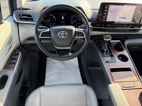 Used 2021 Toyota Sienna XLE image 4