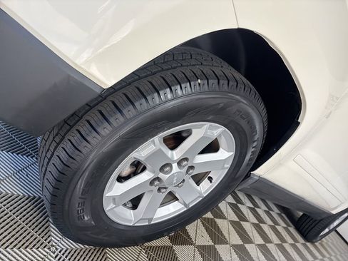 Used 2014 GMC Acadia SLE image 30