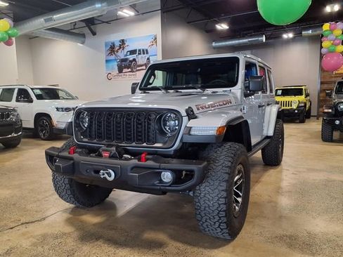 Used 2024 Jeep Wrangler Unlimited Rubicon AWD/4WD image 4