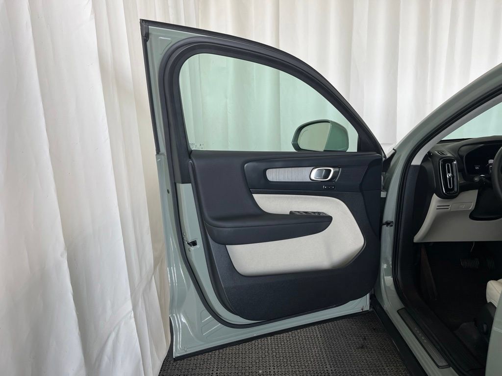 Used 2024 Volvo XC40 B5 Plus w/ Climate Package AWD/4WD image 19