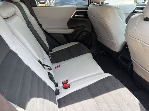Used 2025 Mitsubishi Outlander SE FWD image 8
