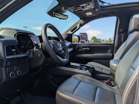 Used 2025 Chevrolet Suburban Premier AWD/4WD image 10