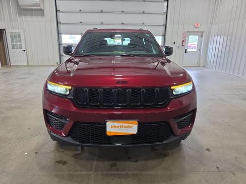 Used 2025 Jeep Grand Cherokee Altitude AWD/4WD image 3
