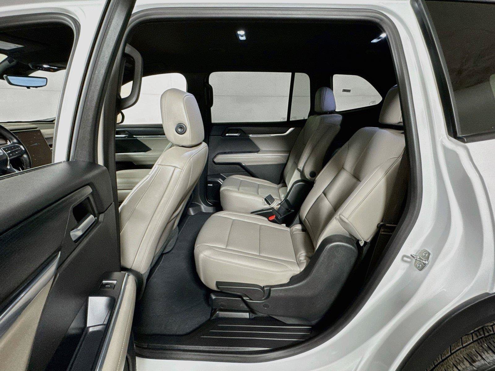 Used 2026 GMC Acadia Elevation w/ Elevation Premium Package FWD image 23