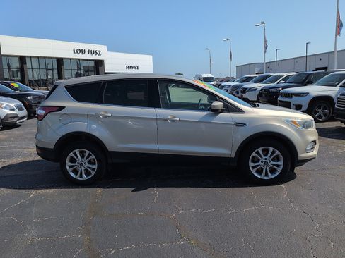 Used 2017 Ford Escape SE FWD image 2