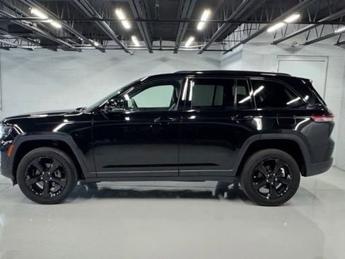 Used 2023 Jeep Grand Cherokee Altitude AWD/4WD image 2