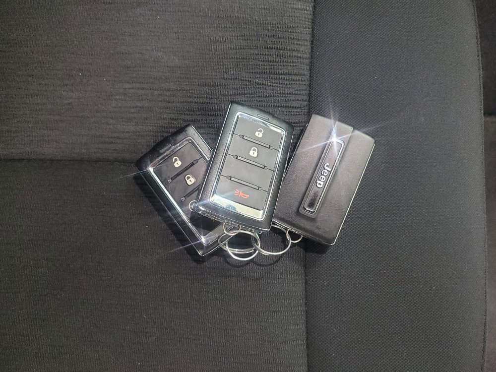 Used 2023 Jeep Grand Cherokee L Laredo AWD/4WD image 32