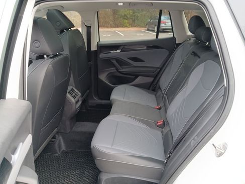 New 2025 Volkswagen Tiguan SE image 24