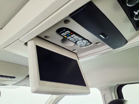 Used 2014 Chrysler Town & Country Touring image 16