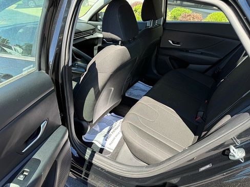 Used 2022 Hyundai Elantra SEL FWD image 9