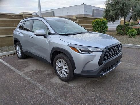 Used 2022 Toyota Corolla Cross LE image 5