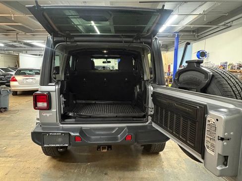 Used 2018 Jeep Wrangler Unlimited Sahara w/ Dual Top Group AWD/4WD image 9