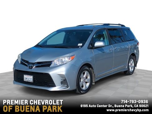 Used 2020 Toyota Sienna LE image 1