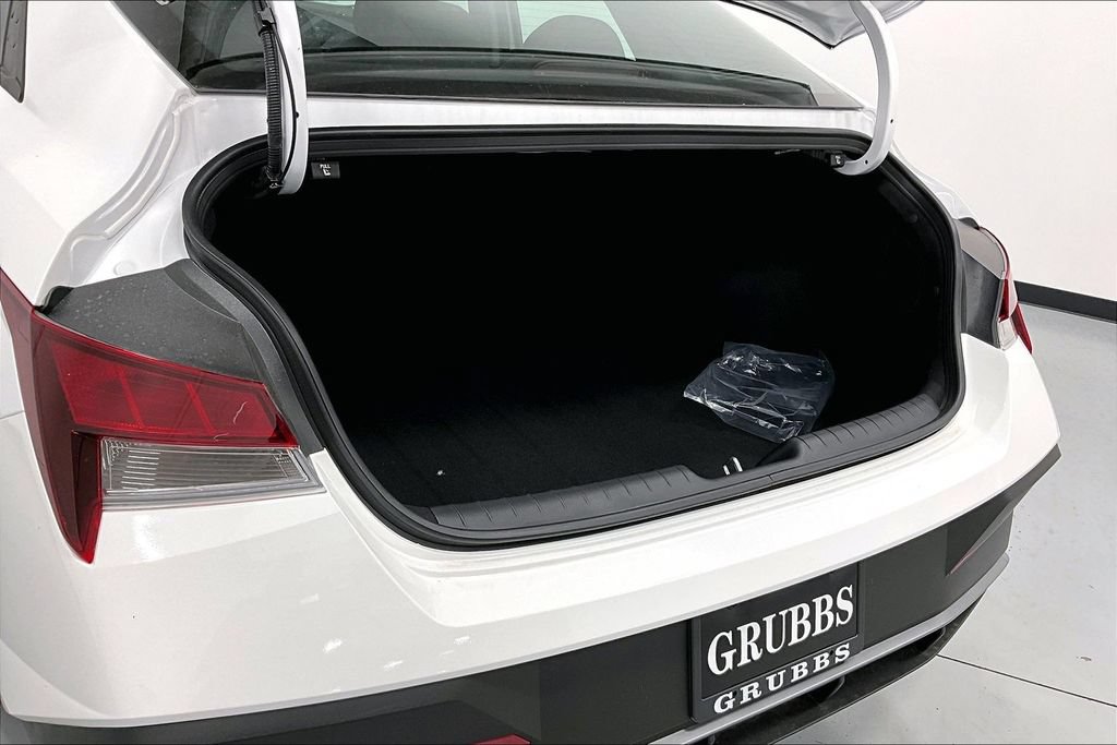 Used 2026 Hyundai Elantra SE FWD image 29