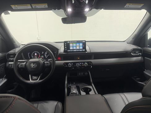 Used 2025 Honda Pilot TrailSport image 36