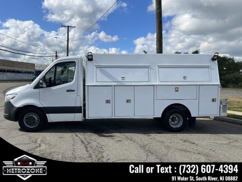 Used 2019 Freightliner Sprinter 3500 w/ Premium Package image 10