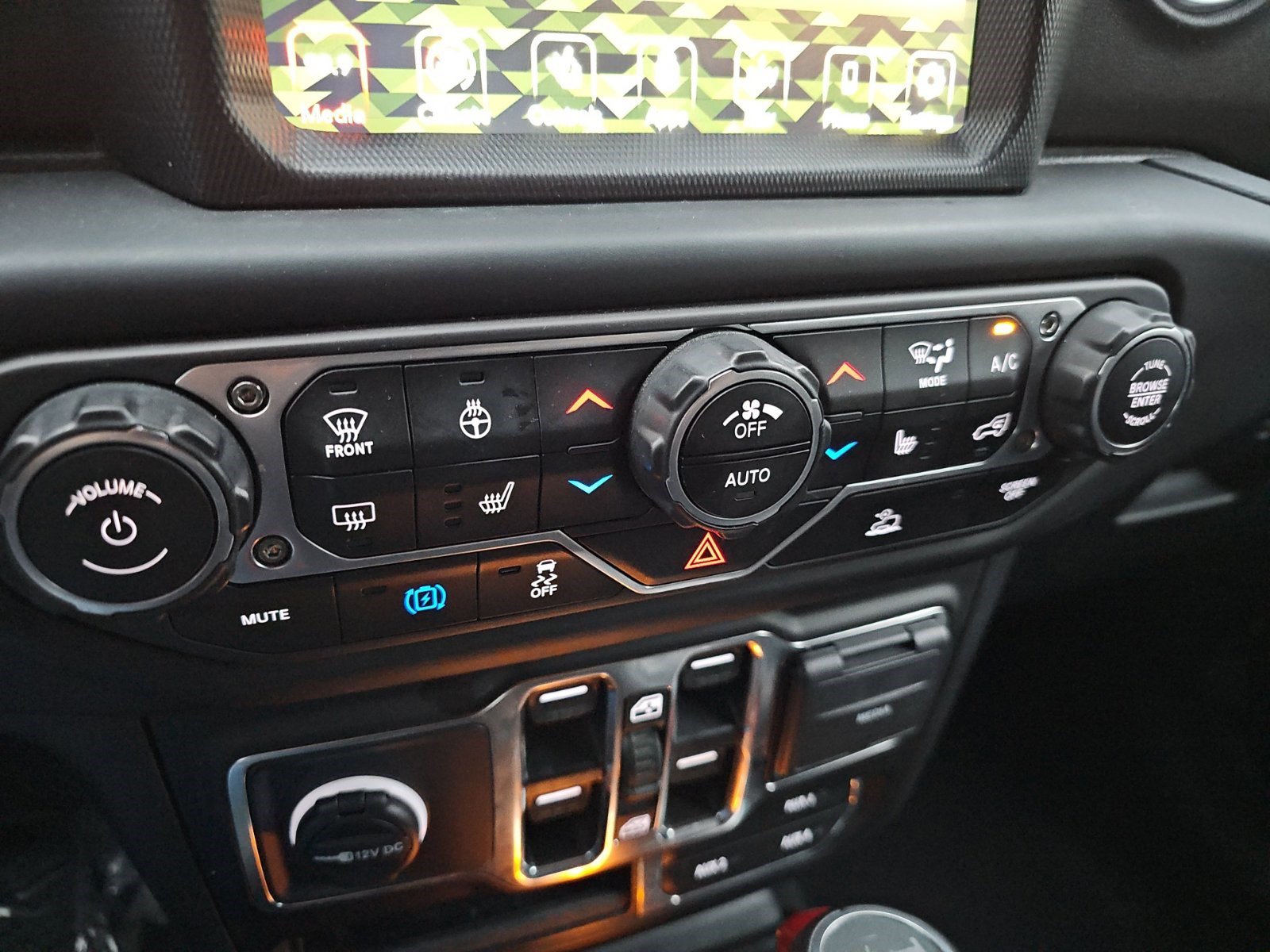 Used 2023 Jeep Wrangler Unlimited Sahara w/ Cold Weather Group AWD/4WD image 19