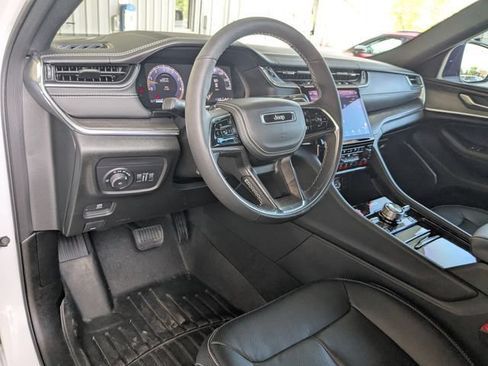 Used 2025 Jeep Grand Cherokee Overland AWD/4WD image 3