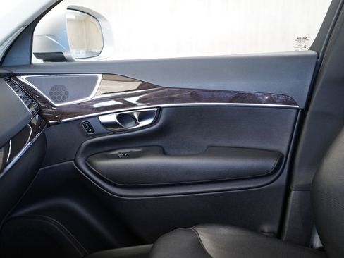 Used 2017 Volvo XC90 T6 Momentum w/ Vision Package image 30