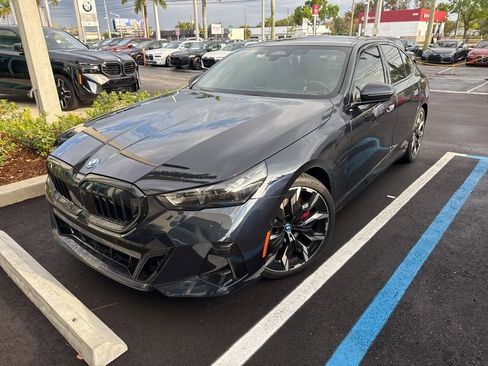 Used 2025 BMW 550e xDrive w/ Executive Package image 7