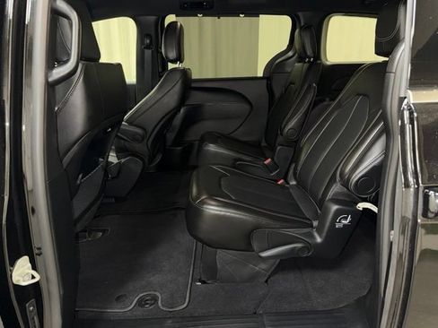 Used 2025 Chrysler Pacifica Select FWD image 17