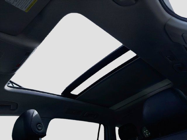Used 2018 Volkswagen Tiguan SEL AWD/4WD image 13