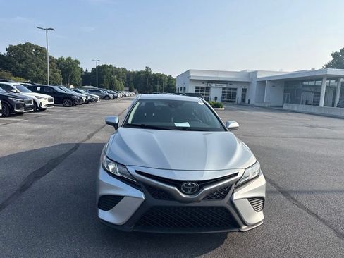 Used 2020 Toyota Camry SE FWD image 2