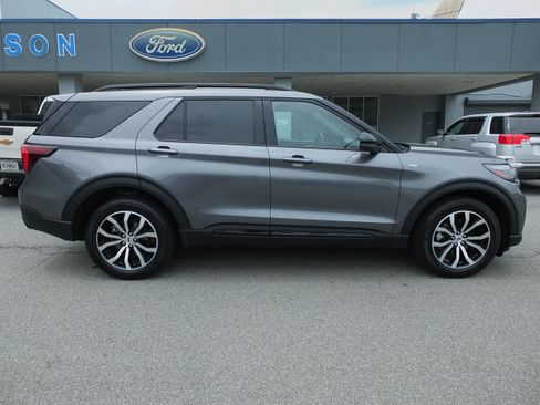 Used 2025 Ford Explorer ST-Line AWD/4WD image 2