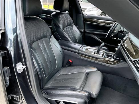 Used 2017 BMW 750i image 9