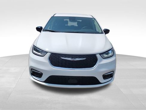 Used 2024 Chrysler Pacifica Touring-L image 9