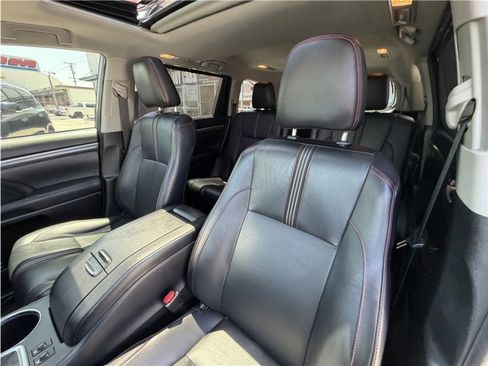 Used 2019 Toyota Highlander SE FWD image 20