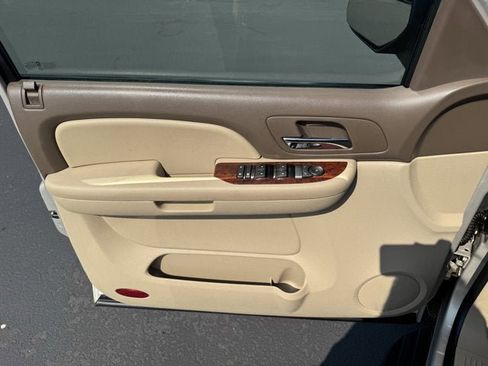 Used 2009 Chevrolet Suburban LT image 22