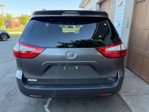 Used 2017 Toyota Sienna LE FWD image 4